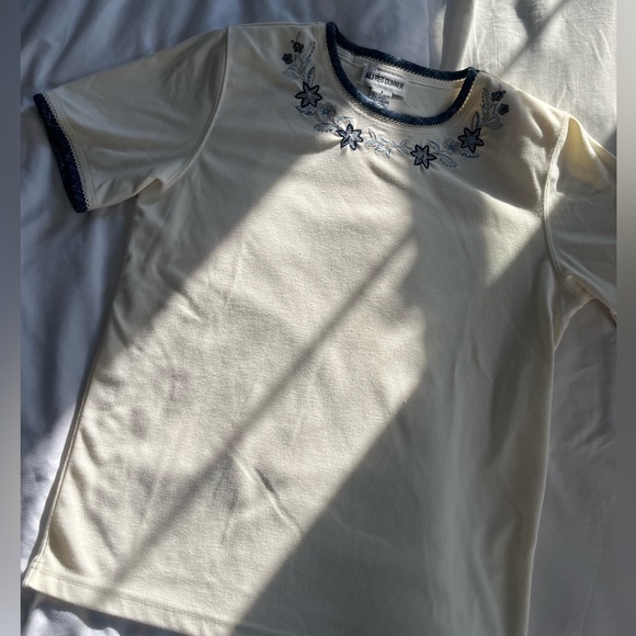 Short sleeve tee with flower collar - Picture 3 of 3